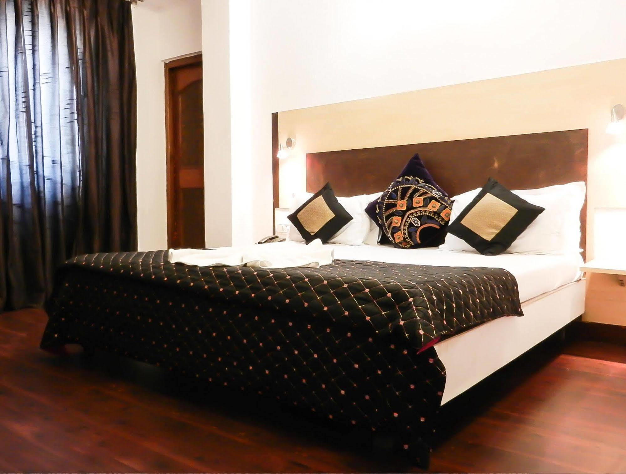 Itsy Hotels Banana Boutique فاراناسي المظهر الخارجي الصورة
